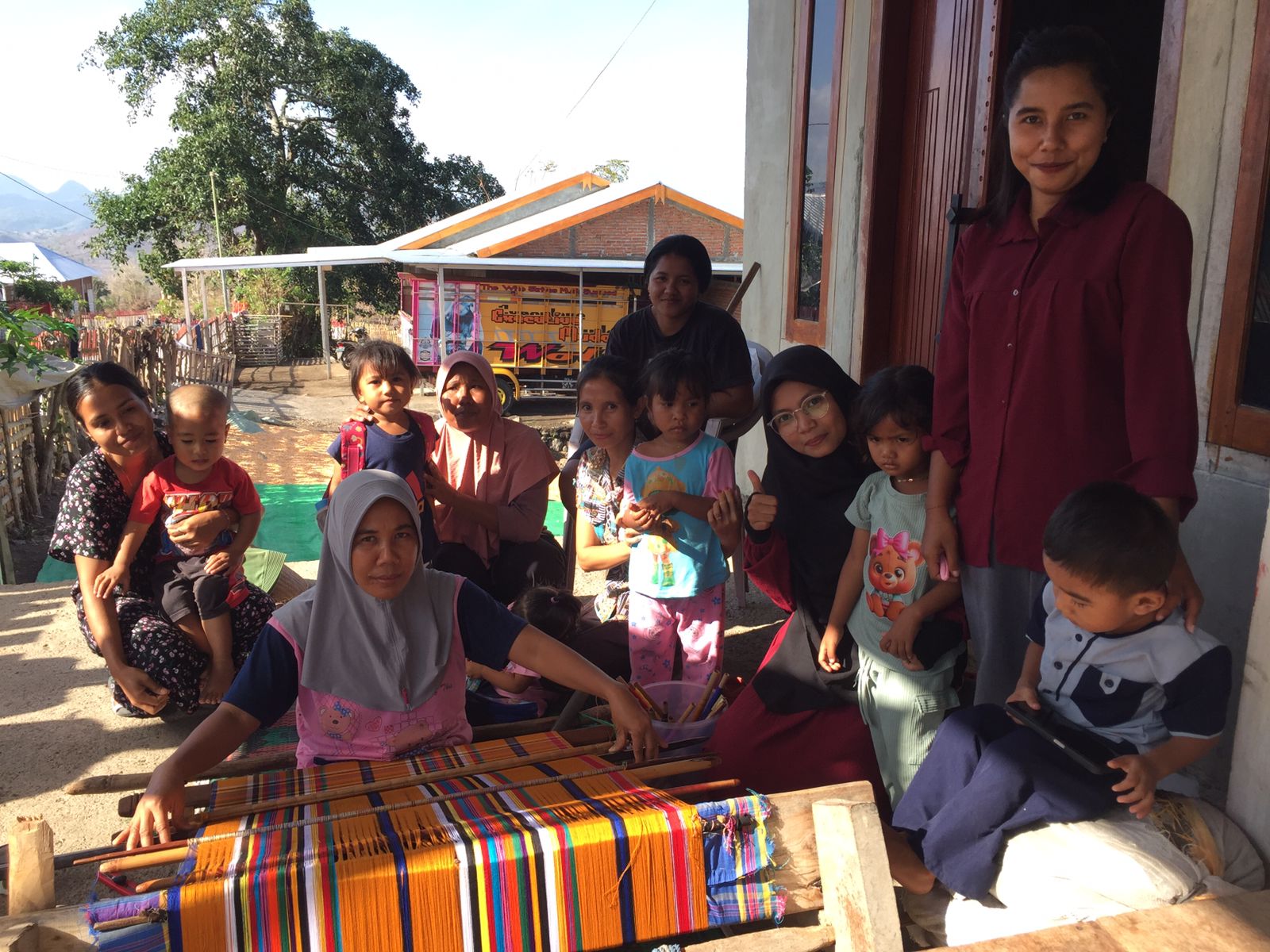 Melihat, bertanya, dan belajar. Inilah cara generasi muda mulai mencintai budaya lokal